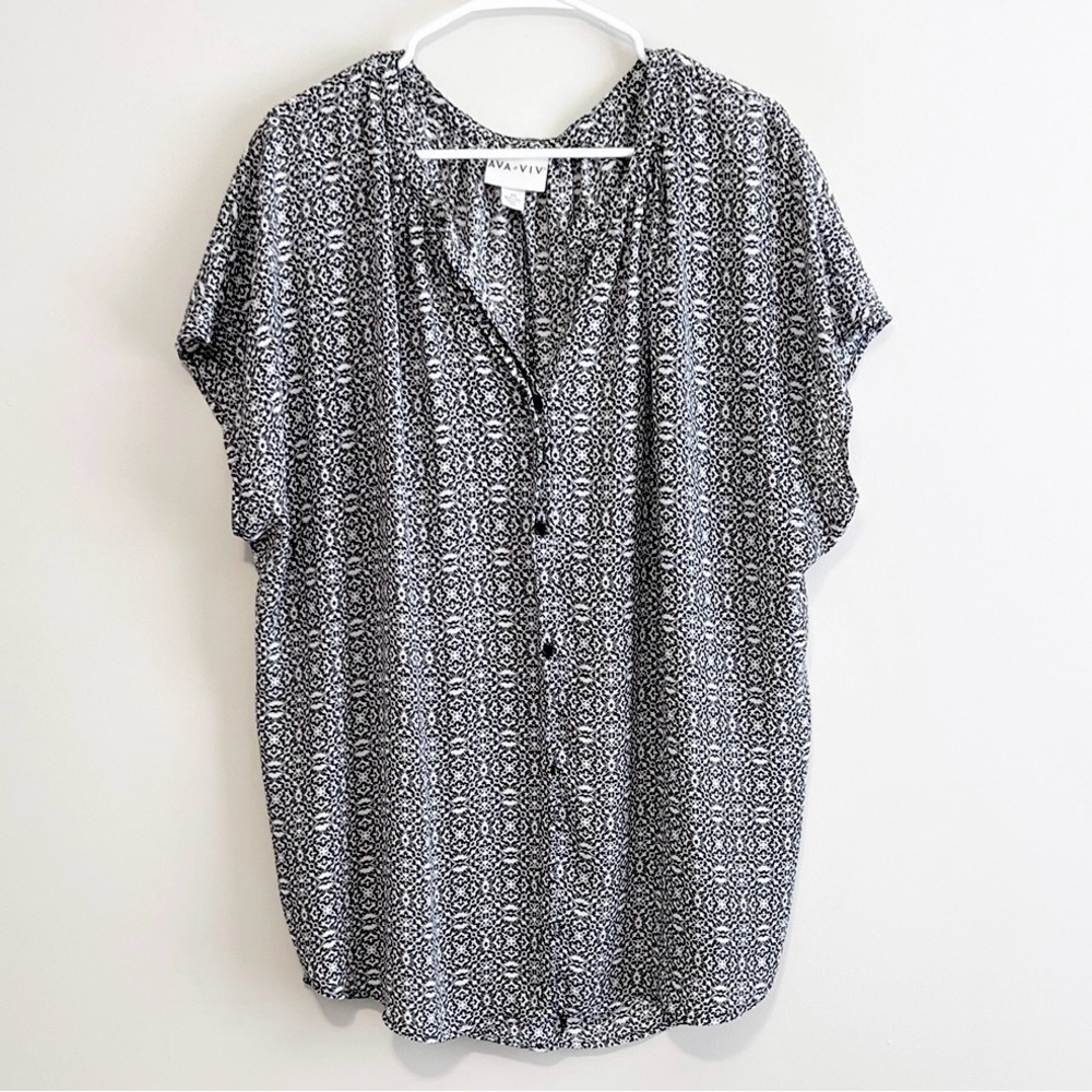 Ava & Viv Short Sleeve Button Front Geometric Print Top